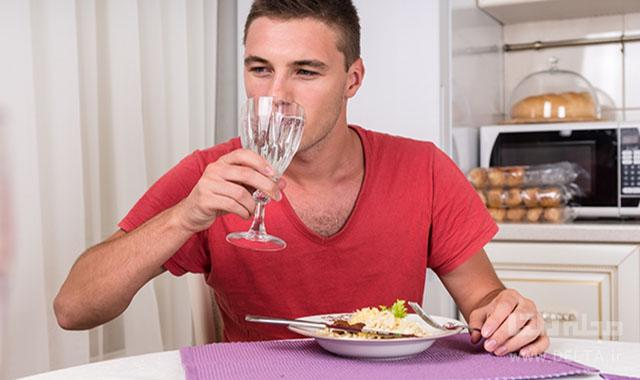 خوردن نوشیدنی همراه غذا خوب است یا بد؟